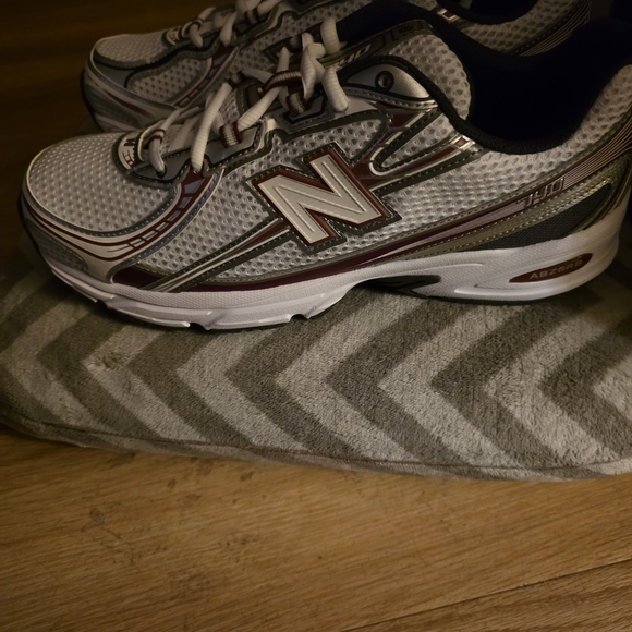 New Balance White and Maroon Sneakers - Picture 5 of 12
